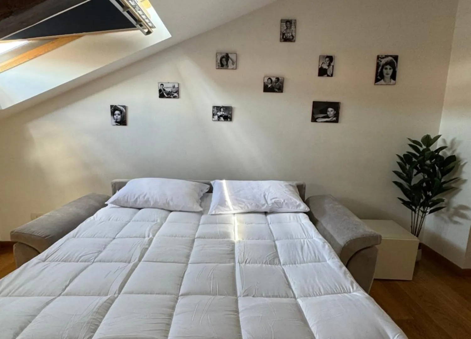 Loren House Napoli 0*,  Italia